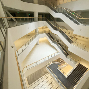 现代多层建筑内部空间