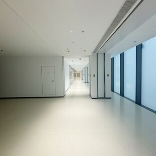 现代简约风格的宽敞走廊