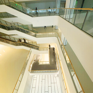 现代商场多层通透楼梯景观