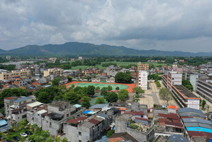 俯瞰多彩城镇风光