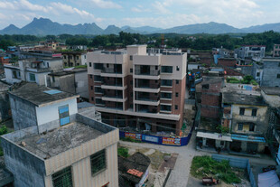 俯瞰错落有致的城镇建筑