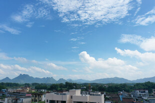 城市远景与蓝天白云景观