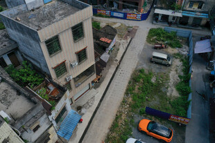 俯瞰老旧居民楼及周边景象