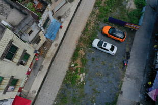 俯瞰街边停放的两辆汽车