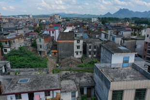 俯瞰错落有致的乡村建筑