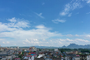 城市天际线与蓝天白云景观