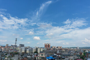 城市天际线与蓝天白云