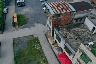 俯瞰老旧居民区景象