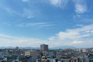 城市天际线蓝天白云景观