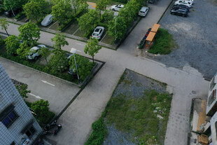 俯瞰城市中的停车区域