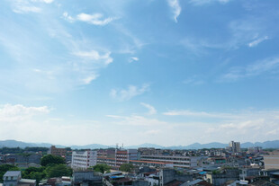 城市天际线与蓝天白云