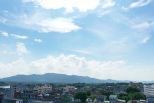 城市远景与蓝天白云景观