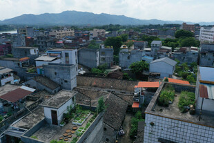 俯瞰城郊老旧居民区景象