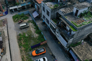 俯瞰老旧居民楼与街道