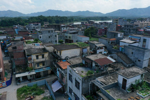 俯瞰错落有致的老旧村落