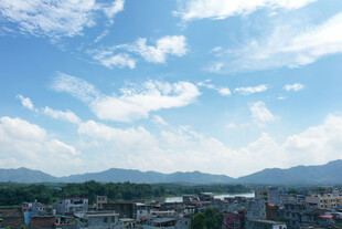 城市远山蓝天白云美景