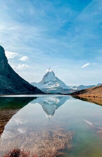 湖畔巍峨山峰的绝美倒影