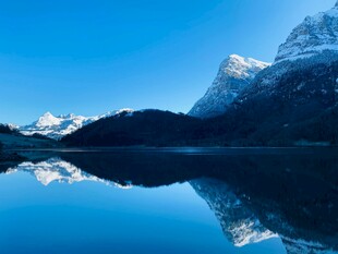 壮丽雪山湖泊绝美倒影