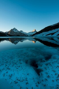 静谧湖景映远山