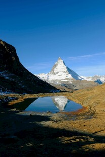 马特洪峰下的静谧湖景