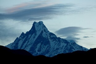 巍峨雪山映于暮色之中