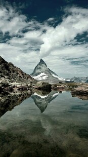马特洪峰倒影于静谧湖面