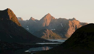 壮丽山景下的静谧水域