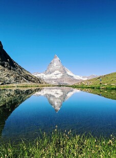 马特洪峰下的静谧湖景