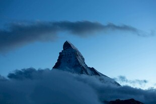 巍峨山峰穿破云海