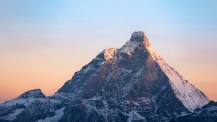 壮丽雪山日出美景