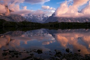 湖畔晚霞映山景