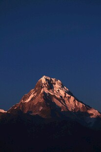 夜幕下的巍峨雪山