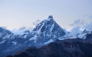巍峨雪山壮丽景观