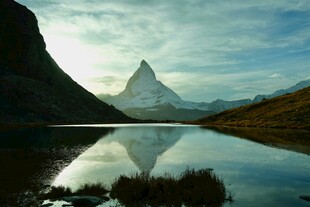 壮丽山景倒映平静湖面