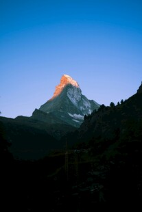 夕阳下的壮丽山峰