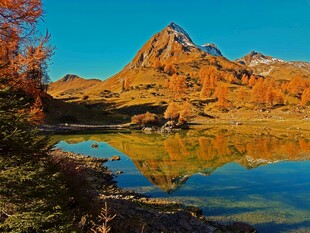 秋日山间湖泊美景
