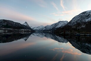 宁静山水湖景倒影风光