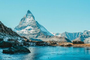马特洪峰下的澄澈湖景