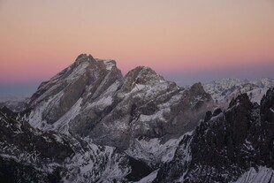 壮丽雪山日出美景