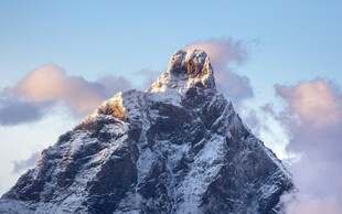 雪山之巅壮丽日出景观