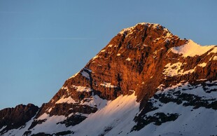 夕阳下的雪山壮丽景致