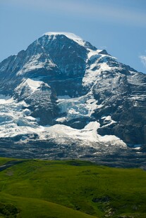 巍峨雪山下的翠绿草地