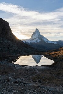 马特洪峰下的静谧湖景
