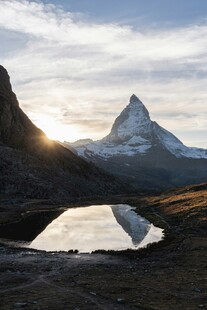 马特洪峰下的静谧湖景