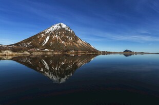 宁静湖面映雪山美景