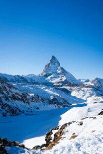 雪山湖泊壮丽自然景观