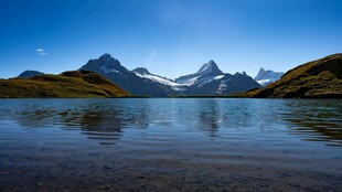 湖畔雪山美景