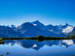 壮丽雪山倒映静谧湖水