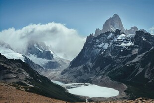 壮丽雪山下的静谧湖泊