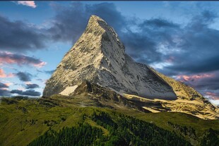 壮丽山峰与绚烂天空美景
